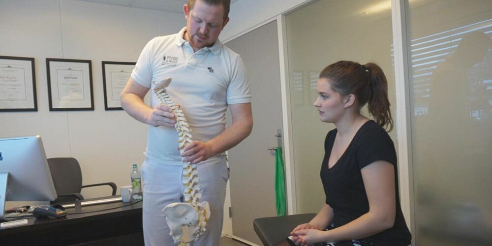 RYGG- OG NAKKEVIRVLER: I verste fall kan belastningen på nakken føre til artrose. FOTO: Jenny Mina Rødahl RYGG- OG NAKKEVIRVLER: I verste fall kan belastningen på nakken føre til artrose. FOTO: Jenny Mina Rødahl