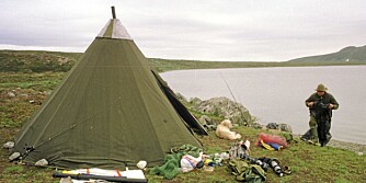 KAUTOKEINO: Fjellfisker ved vann på Finnmarksvidda med lavvo.
