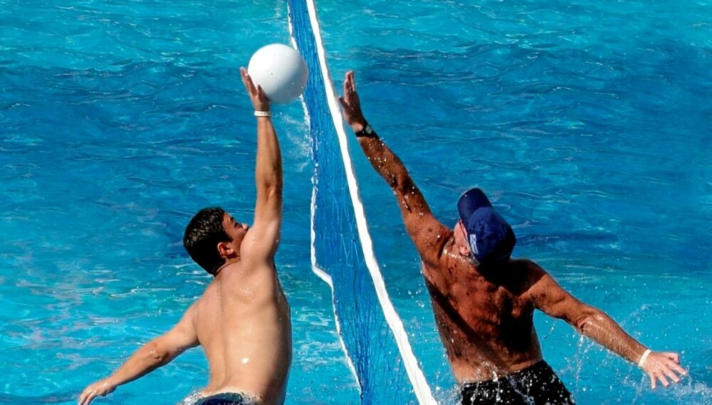 MORSOM TRENING: Volleyball i vann er kjempegod og effektiv trening.