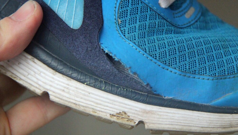 REVNET: Den falske Nike-joggeskoen fra nettbutikken nikeworks.com har hull i siden. Sømmen revnet etter kort tids bruk.