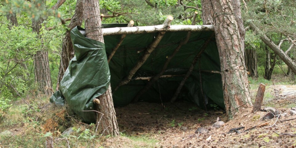 GAPAHUK: Denne gapahuken med presenningtak står utvilsomt stødig!