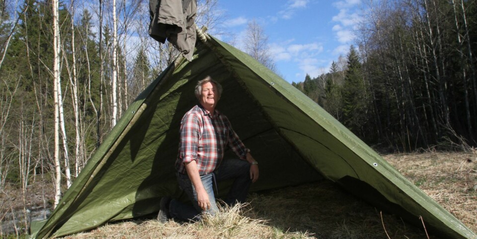 PRESENNING: Ly i en fei lager du ved å støtte opp en lang stokk med to sidestøtter. Træ over en plastduk, og du har ly for natta.