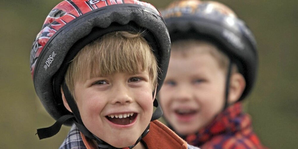 BARN OG SYKKELHJELM: Skal vi få barn til å bruke sykkelhjelm, må de voksne gå foran med et godt eksempel.