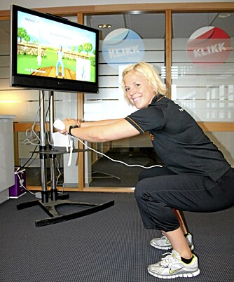 KNEBØY: Med spillet Active Personal Trainer går knebøyene som en lek. Her tester personlig trener hos Sats Storo, Anne Marte Sneve, det nye spillet fra EA Games. KNEBØY: Med spillet Active Personal Trainer går knebøyene som en lek. Her tester personlig trener hos Sats Storo, Anne Marte Sneve, det nye spillet fra EA Games.
