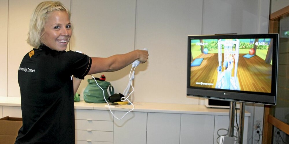 PERSONLIG TRENER: Anne Marte Sneve, personlig trener ved Sats Storo ble oss da vi så nærmere på det nye spillet Active Personal Trainer for Nintendo Wii. Her tester hun ut boksing.