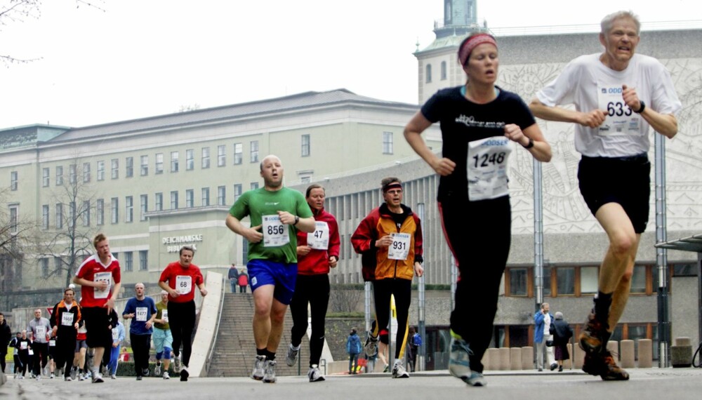 SENTRUMSLØPET: Flere hundre kvinner og menn deltok i gateløpet i april 2008.
