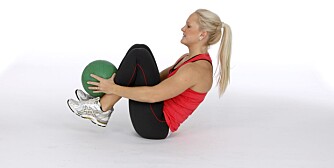 FROSKEN 2: Flytt ballen fra hender til føtter ved å krølle sammen kroppen.