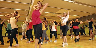 TRENING: Elen Thoresen (foran i rosa) har gjort om burleskdans til trening med sin koreografi.