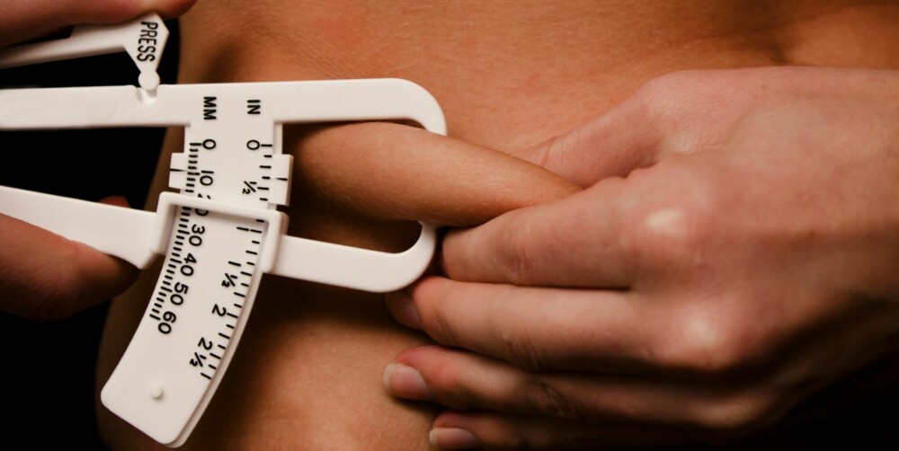 CALIPER: En spesialklype, såkalt fettklype eller caliper, kan brukes til å måle tykkelsen på hudfolder utvalgte steder på kroppen. Dette er den billigste måten å måle fettprosent på.