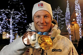 OL-HELT: Aksel Lund Svindal med sine tre medaljer fra OL Vancouver. Aksel Lund Svindal tok gull i superkombinasjonen, sølv i utfor og bronse i storslalåm.
