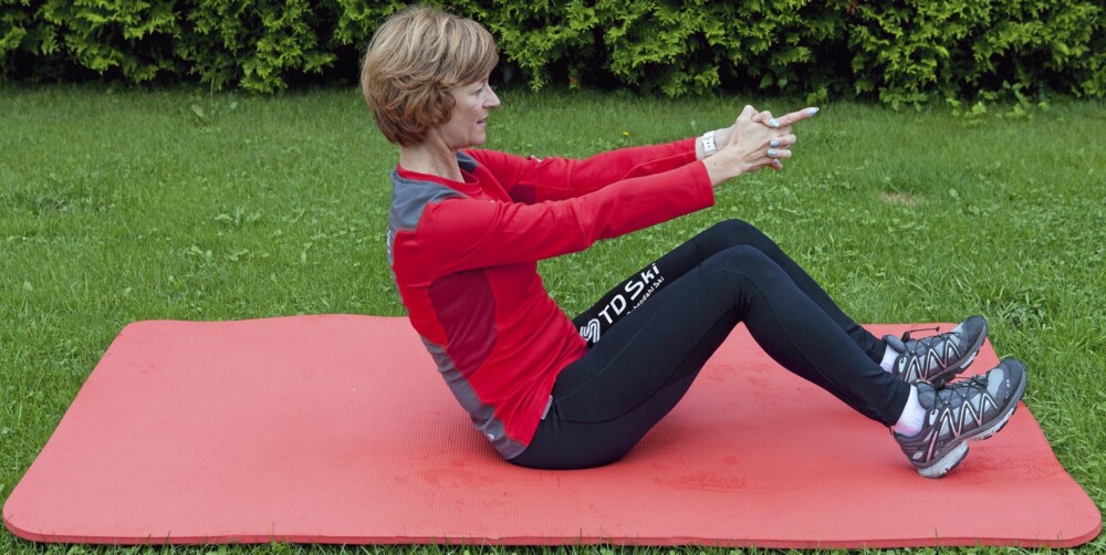 RULLENDE SITUPS: Her trener du de rette magemusklene. RULLENDE SITUPS: Her trener du de rette magemusklene.