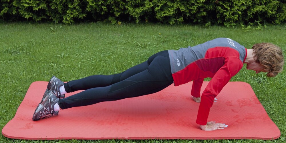PUSHUPS: Her trenes bryst og armer. PUSHUPS: Her trenes bryst og armer.