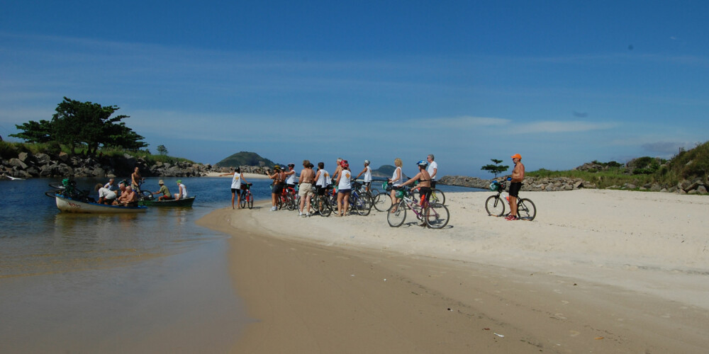 ØYSYKLING: I Brasil går turen til flere øyer. Sykler og mennesker fraktes over i små båter.