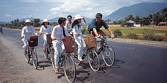 KONTAKT: Sykkelen kan være en fin måte å komme i kontakt med lokalbefolkningen på.