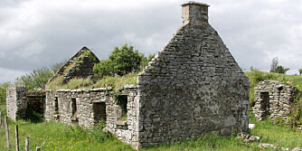 HISTORISK: Gamle steinhus i grønne omgivelser er noe av det du kan se fra sykkelsetet i Irland.