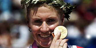 ATEN 2004: Gunn-Rita Dahle med gullmedalje og krans på hodet etter å ha vunnet i terrengsykkel.