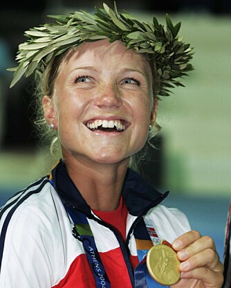GULL: En glad Siren Sundby under medaljeutdelingen. Tidligere på dagen vant hun Europajolle i OL.