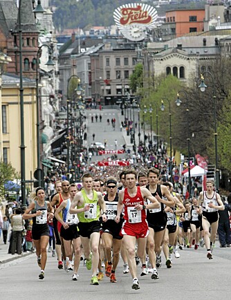 TRADISJON: Deltagerne i Sentrumsløpet på vei opp Karl Johansgate i Oslo rett etter starten i 2007. Foran i rødt vinneren av herreklassen,  Svein Inge Buhaug. Helt til venstre vinneren av kvinneklassen, Karoline Bjerkeli Grøvdal.