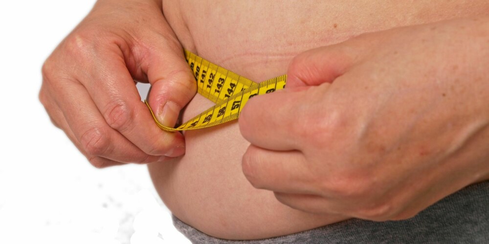 MÅL MIDJEN: - Midjemål er et bedre mål på helseskadelig fedme enn BMI, sier lege Jøran Hjelmesæth.