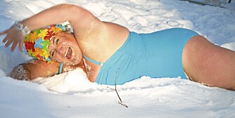 100 METER SNØCRAWL: - Jeg elsker å bakse i snøen, og jeg er jo dessuten en isbader, sier Hilde.100 meter crawl på land i iskalde 10 minus gikk som en lek.