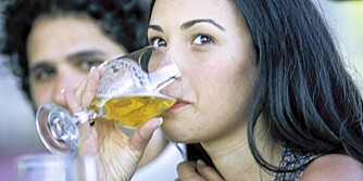 REAKSJON: Pollenallergikerne som har kryssallergier til mat vil kunne reagere sterkere på en matvare hvis de har drukket alkohol.