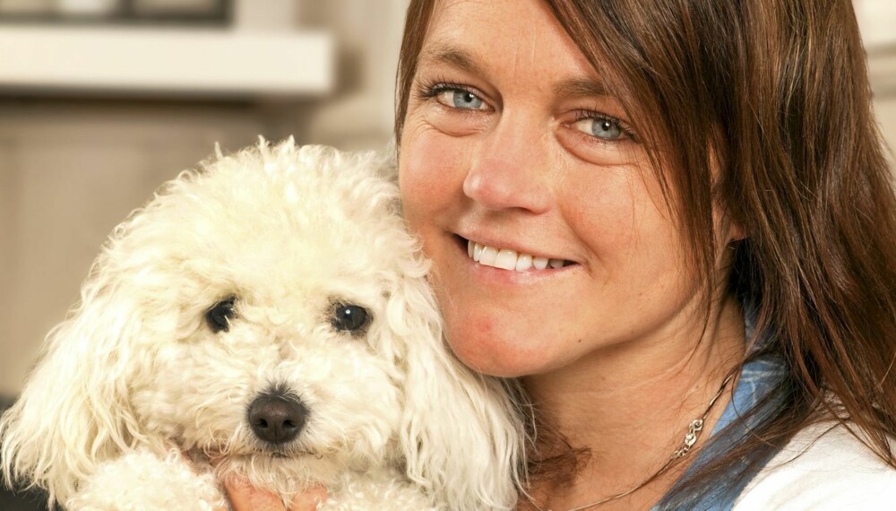 SELSKAP: Nå kan Karianne gå turer med hunden Tjorven, som hun skaffet seg mens hun satt hjemme og ventet på donor.