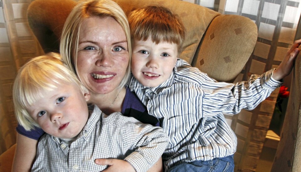 MORSLYKKE: - Jeg hadde et enormt ønske om å få en familie, og nå er jeg en lykkelig mamma til Tobias og Trym, sier Lena. (Foto: Britt Krogsvold Andersen)