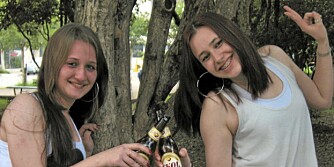 FRA ØL TIL VIN: Unge kvinner tar seg gjerne en øl. Etter hvert som kvinnene blir eldre, går de aller fleste over til vin. Foto: Foto: <a href="http://www.flickr.com/photos/fernandoariotti//">Fernando Ariotti</a> på Flicker.com. Noen <a href="http://creativecommons.org/licenses/by/2.0/deed.en_GB">rettigheter</a> reservert. FRA ØL TIL VIN: Unge kvinner tar seg gjerne en øl. Etter hvert som kvinnene blir eldre, går de aller fleste over til vin. Foto: Foto: <a href="http://www.flickr.com/photos/fernandoariotti//">Fernando Ariotti</a> på Flicker.com. Noen <a href="http://creativecommons.org/licenses/by/2.0/deed.en_GB">rettigheter</a> reservert.