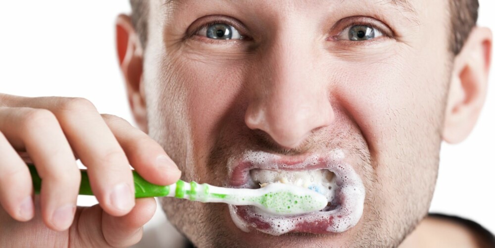 BREKNINGER: Jeg kaster opp hver gang jeg pusser tennene, skriver en mann i forumet på Doktor Online.