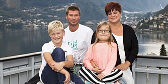 SYNDROM: Aase Britt (8) har arvet det sjeldne syndromet fra pappa Jan Olav. Far, mor Monica og storebror Espen regner med at  Aase Britt vil vokse av seg symptomene når hun blir eldre, slik faren gjorde.