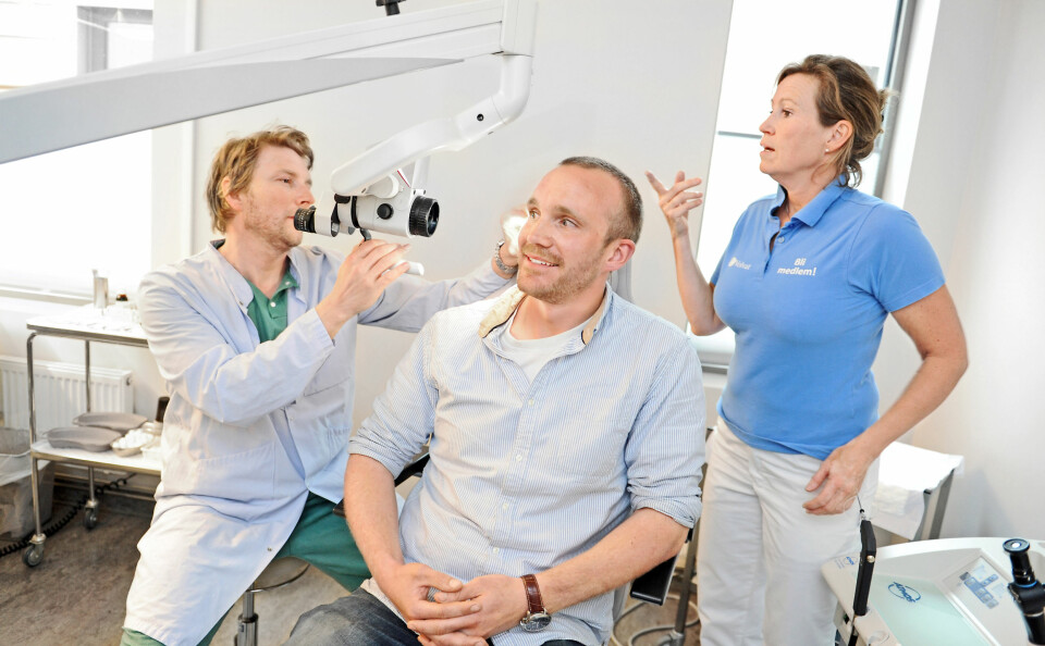 TETTE FORHOLD: – Her skal det gå luft inn og slim ut, men hos deg var hverken ventilering eller drenering særlig god, sier øre-nese-halsspesialist Kristian Mydske Vegsgaard til Tobias Eriksson. Etterkontrollen viser at bihulene nå fungerer som de skal. Sykepleier Inger-Louise Paulsen til høyre.