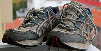 BYTT UT: Løplabbet anbefaller å bytte løpeskoene etter ett år selv om de ikke er slitt på overflaten. Asics-skoene fra 2005 tilhører journalisten. De er helt intakt, men passer best til malearbeid.