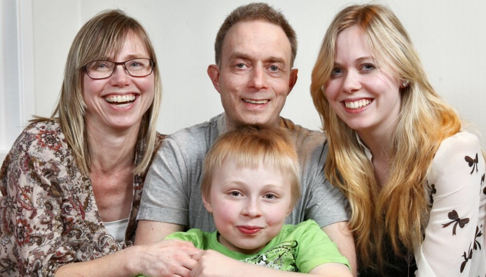 SAMMENSVEISET FAMILIE: Til slutt kom MS-diagnosen, men Gaute Primberg Strand fortsetter å være som 10-åringer flest. Her med pappa Trond, mamma Henriette og storesøster Sunniva.