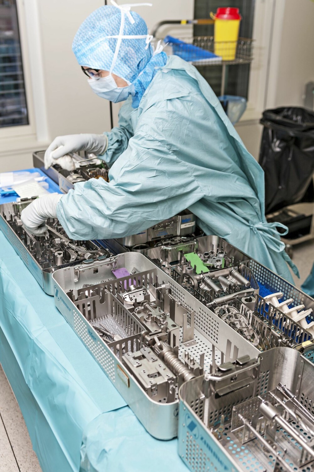 4. PINOCCIOS VERKSTED: Operasjonssykepleier Kristin Nergaard må holde styr på et stort utvalg av steriliserte prøvedeler, slik at kirurgene skal finne de delene som passer pasientens anatomi best.