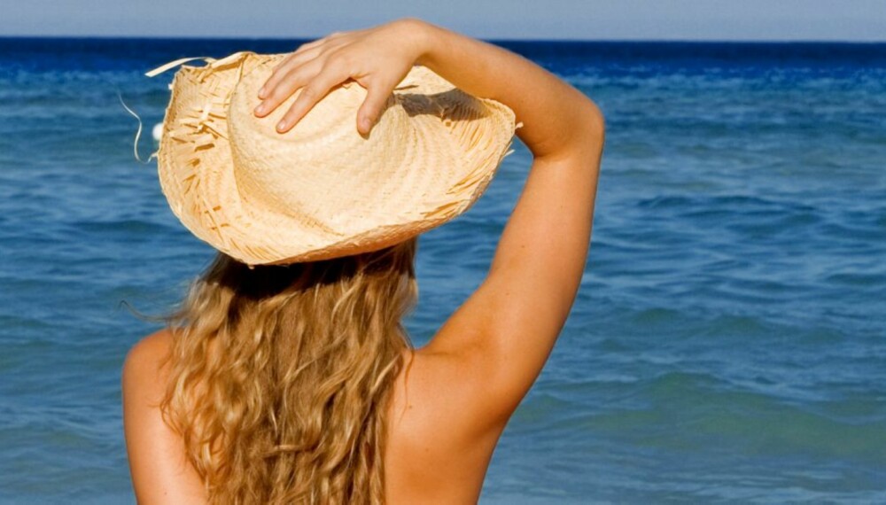 Hatt er lurt å ha med seg på stranden. Det skygger for ansiktet og beskytter håret.