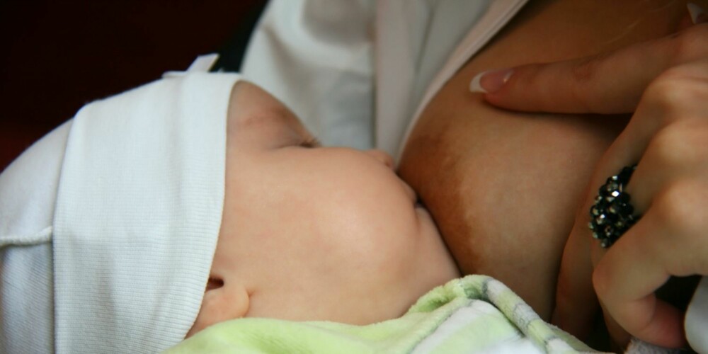 NATURLIG EFFEKT: Under graviditeter og ammeperioder får man brystmelk og brystene blir større. Dette sprenger på vevet, og man må regne med at brystene kommer til se annerledes ut etterpå. ILLUSTRASJONSFOTO: Colourbox.com