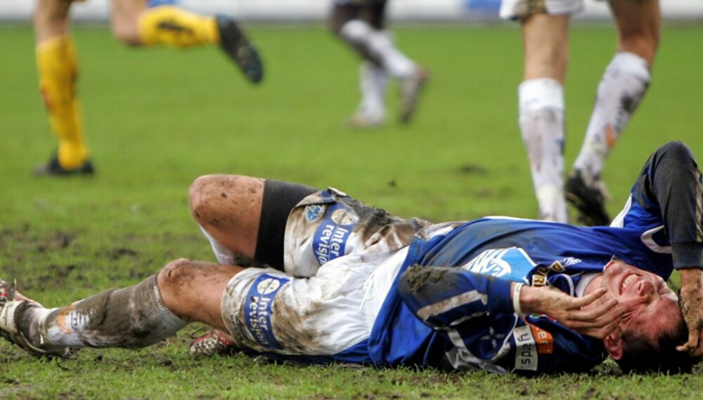 PYSE: Neida. Menn tåler smerte bedre enn kvinner, viser ny forskning. Bildet er av Moldes Petter Christian Singsaas etter en hard takling i cupfinalen mellom LSK og Molde i 2005. PYSE: Neida. Menn tåler smerte bedre enn kvinner, viser ny forskning. Bildet er av Moldes Petter Christian Singsaas etter en hard takling i cupfinalen mellom LSK og Molde i 2005.