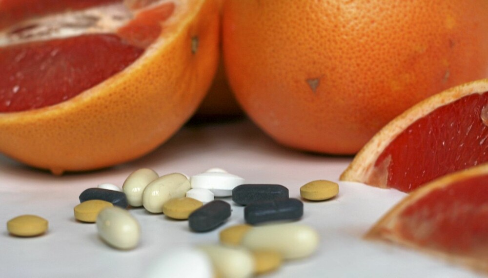 FARLIG BLANDING: Frukt og fruktjuice kan påvirke opptaket av legemidler.