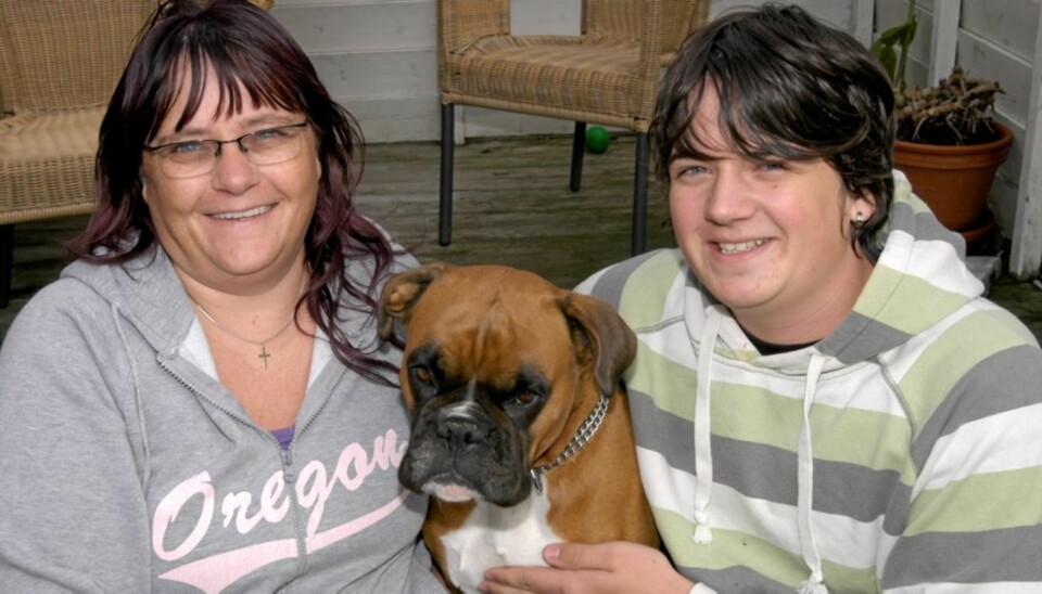 VONDT: Det gjør vondt å vite at jeg har såret og skuffet barna mine, sier Anne Grethe. Nå har hun vært rusfri i seks år og de har hun brukt på å skjemme bort barna sine. Knut André (16) er stolt av moren sin.