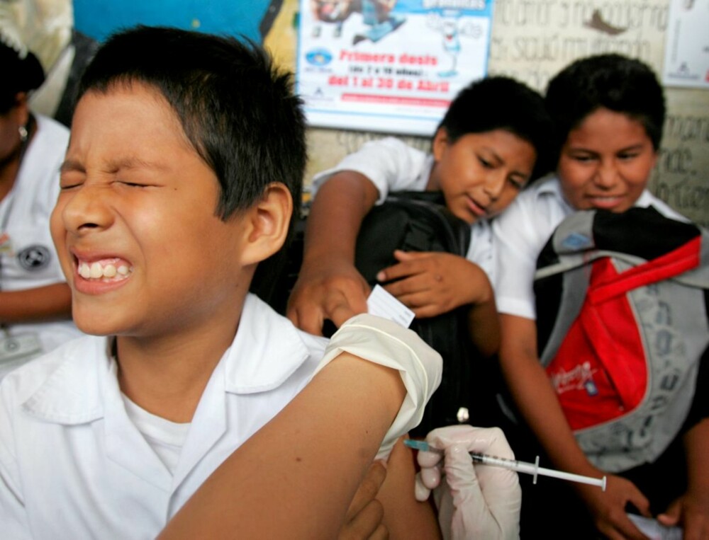 SKUMMEL SPRØYTE: Mange vil kanskje være veldig glade for overgang fra sprøyter til tabletter. Dette bildet er tatt under en vaksinasjonskampanje mot hepatitt B i Peru.
