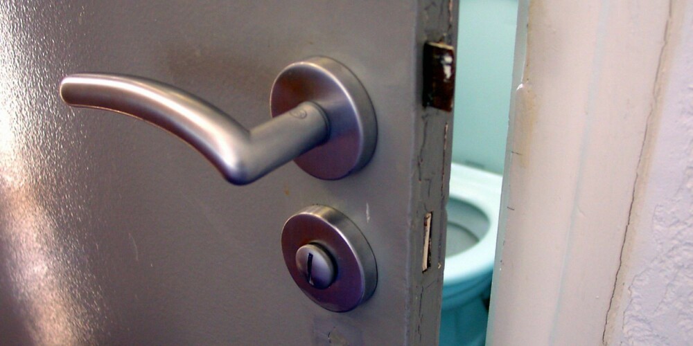 BAKTERIEBOMBER: Dørhåndtaket og andre berøringspunkter rundt offentlige toaletter er skikkelige bakteriebomber.
