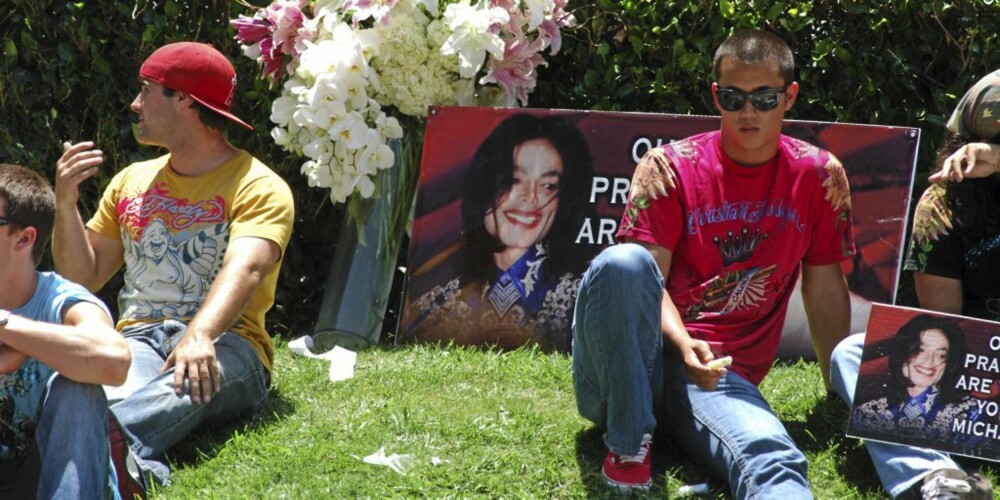 SØRGER: Sørgende fans har samlet seg rundt hjemmet til Michael Jackson i Los Angeles. De har med seg blomster, kort og gaver.