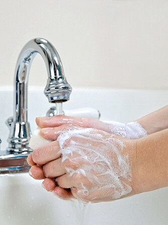 ALDRI REN NOK: Tvangstanker kan få deg til å skrubbe hendene i timevis.
