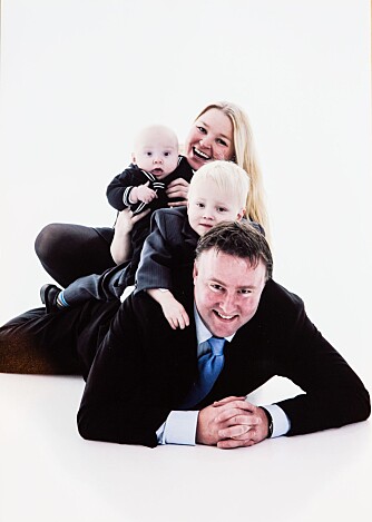 FAMILIELYKKE: Da guttene var små, tok Elin og Anders dem med til fotografen. De ville ha et minne fra småbarnstiden.