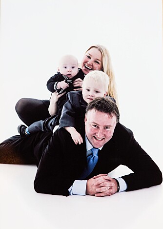 FAMILIELYKKE: Da guttene var små, tok Elin og Anders dem med til fotografen. De ville ha et minne fra småbarnstiden. FAMILIELYKKE: Da guttene var små, tok Elin og Anders dem med til fotografen. De ville ha et minne fra småbarnstiden.