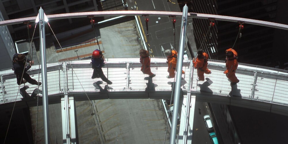 HØYDESKREKK: Skywalk i Auckland, New Zealand er først og fremst beregnet på dem som ikke har høydeskrekk - ikke dem som vil bli kurert for denne fobien. Du går 180 meter over bakken i en time, på en meter bred plattform og uten noe å holde deg i.