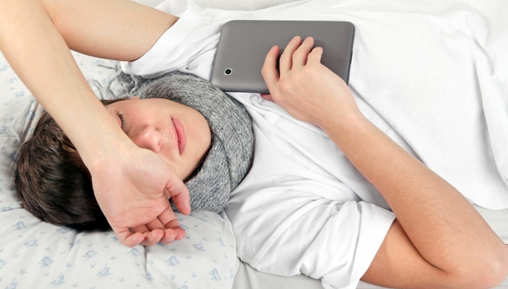 HELT NORMALT: Det behøver ikke være noe galt selv om tenåringen sovner på sengen etter skolen. 