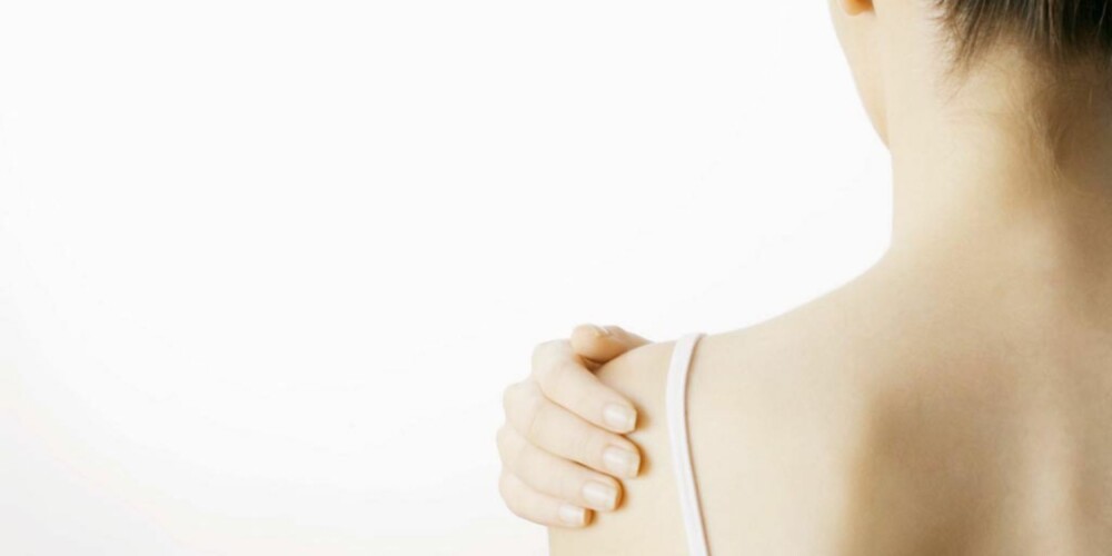 STIVHET: Frozen shoulder kommer ofte gradvis med smerter og stivhet i skulderleddet.