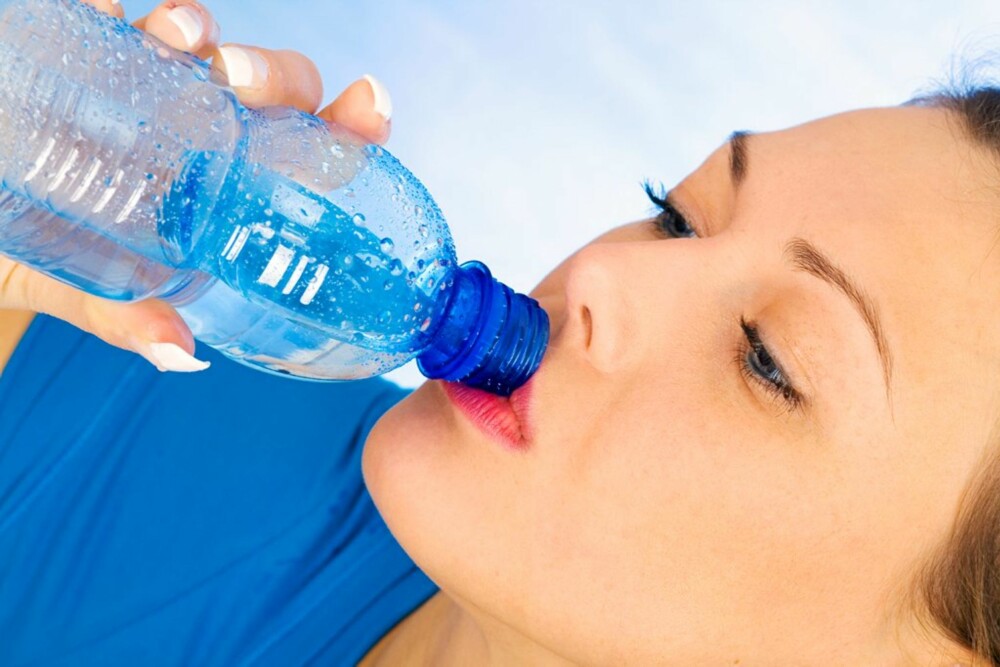 VIKTIG VÆSKE: Drikk minst to liter vann hver dag.