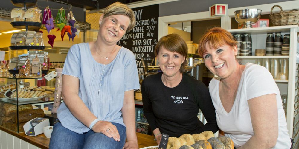 ØNSKET TILBAKE: Søstrene Gro og Mette Schone, som driver «To søstre» i Lier, savner Monas gode humør i kafeen. – Du er velkommen tilbake når som helst! FOTO: Jørn Grønlund